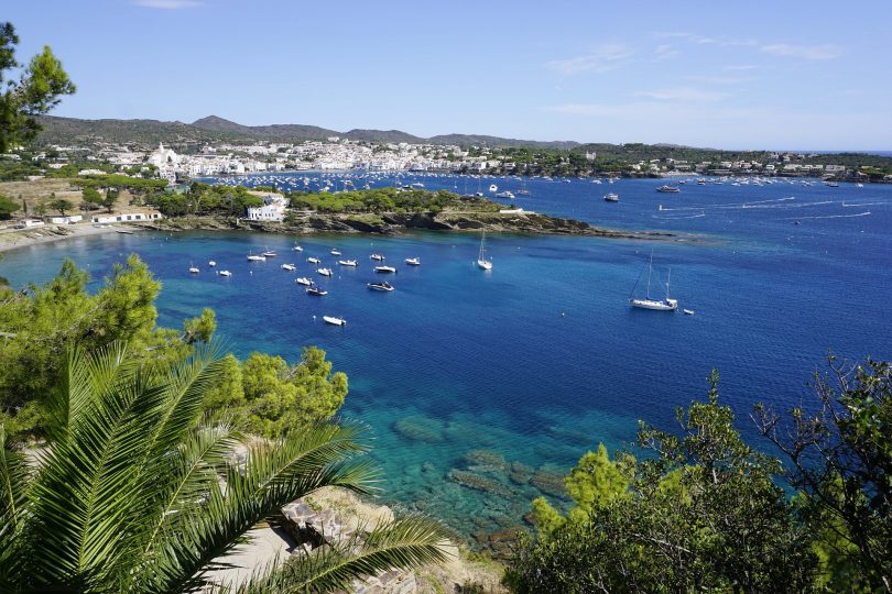 Aussicht auf Cadaques mit seinen Buchten voller Segelschiffen