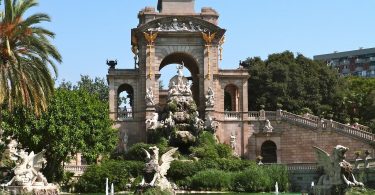 der imposante Springbrunnen am Teich im Ciutadella Park von Barcelona