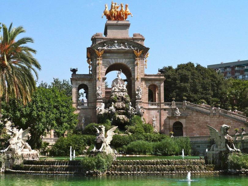 der imposante Springbrunnen am Teich im Ciutadella Park von Barcelona