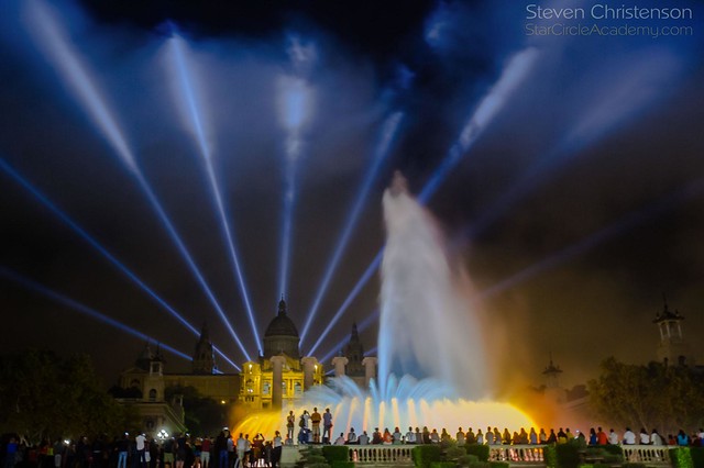 lichtspiele des magischen brunnens in barcelona bei nacht