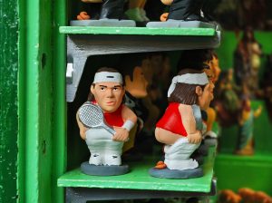 zwei Scheisserchen Figuren von Rafael Nadal, eines ist von vorne zu sehen mit einem Tennisschläger in der linken Hand und das andere von der Seite