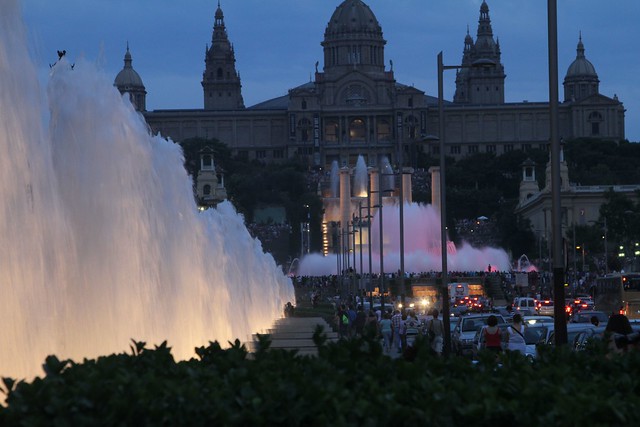 magischer brunnen in barcelona bei dämmerung