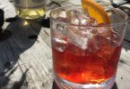 cocktail auf sonniger terrasse in barcelona