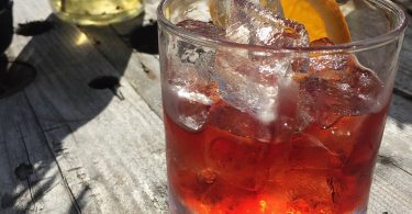 cocktail auf sonniger terrasse in barcelona