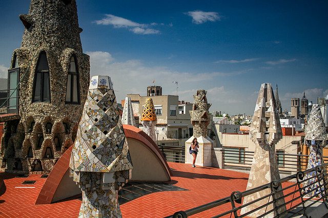 die bunten Schornsteine auf dem Gaudi Palast