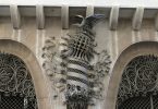 Detail aus Metall an der wand der Güell Palastes