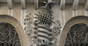 Detail aus Metall an der wand der Güell Palastes