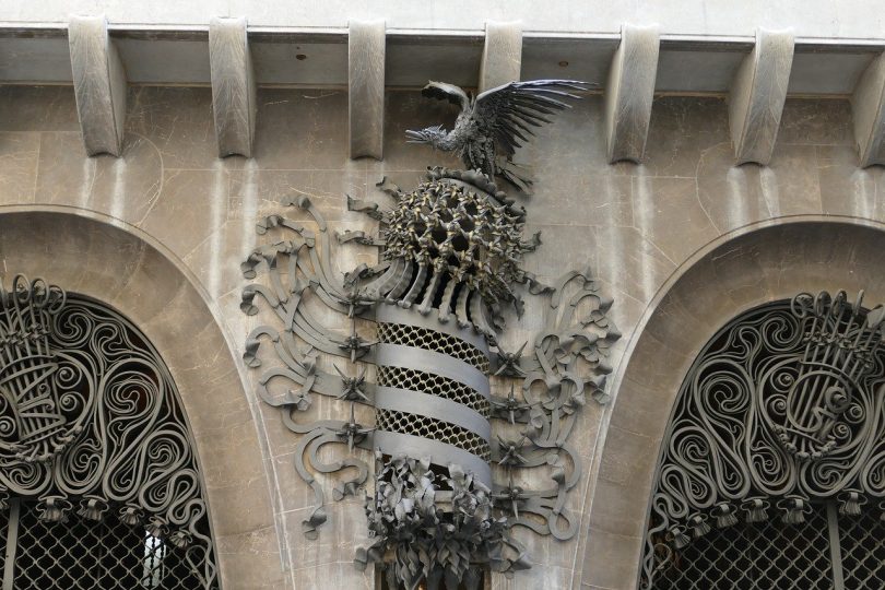 Detail aus Metall an der wand der Güell Palastes