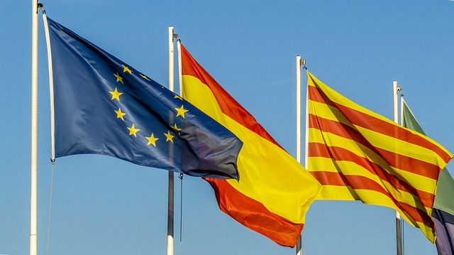 die europäische, die spanische und die katalanische Flagge 