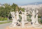 statue namens monument a la sardana, Frauen und Männer die einen Kreis bilden und sich an den Händen halten und tanzen