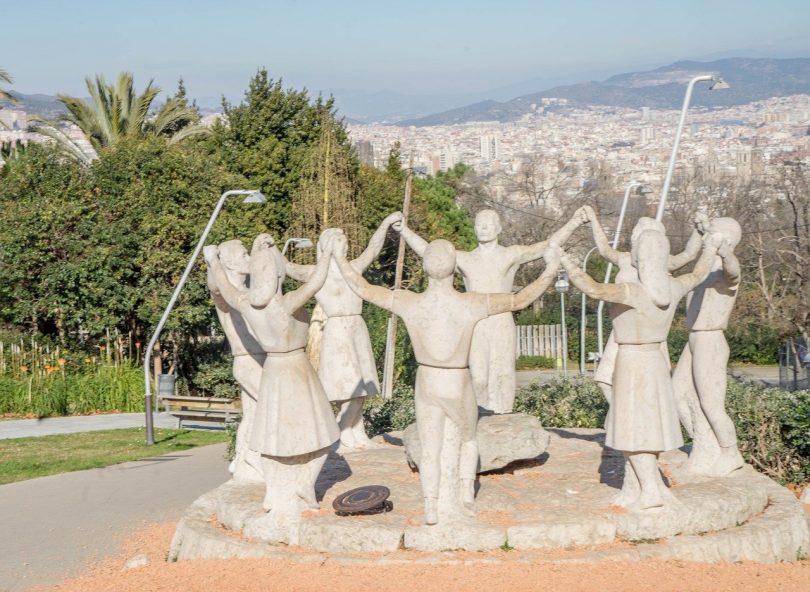 statue namens monument a la sardana, Frauen und Männer die einen Kreis bilden und sich an den Händen halten und tanzen
