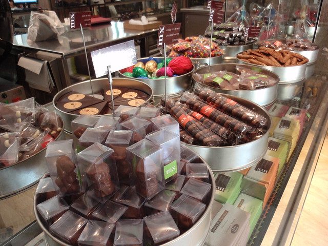 Die Schokoladentheke im Schokoladenmuseum von Barcelona mit verschiedenen Schokoladen zum Verkauf