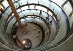 von von der Kreiselrampe des Museums mit Metallkugeln auf dem Boden und einem Baum