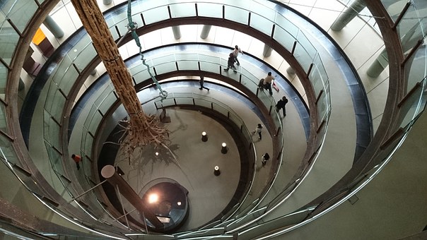 von von der Kreiselrampe des Museums mit Metallkugeln auf dem Boden und einem Baum