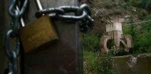 Skulptur von Eduardo Chillida die über dem See hängt