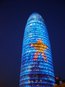 Der Agbar Turm blau beleuchtet mit einem gelben Stern in der Mitte