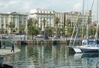 hacen Barcelonas mit der propende und den Gebäuden der Stadt im Hintergrund