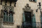 die Fasa eines Gebäudes in Gracia das voller Ornamente und kunstvollen Details ist