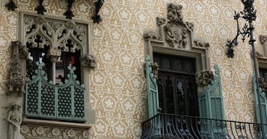 die Fasa eines Gebäudes in Gracia das voller Ornamente und kunstvollen Details ist