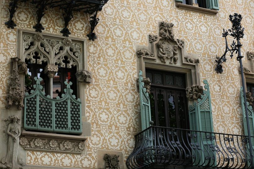 die Fasa eines Gebäudes in Gracia das voller Ornamente und kunstvollen Details ist
