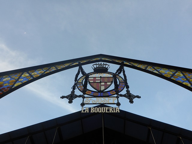 Wappenzeichen des San Josep la Boqueria Marktes in metal und buntem glas geschmiedet