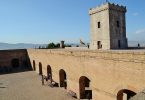 die Aussenmauer und ein Turm der Festung