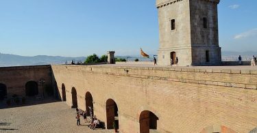 die Aussenmauer und ein Turm der Festung