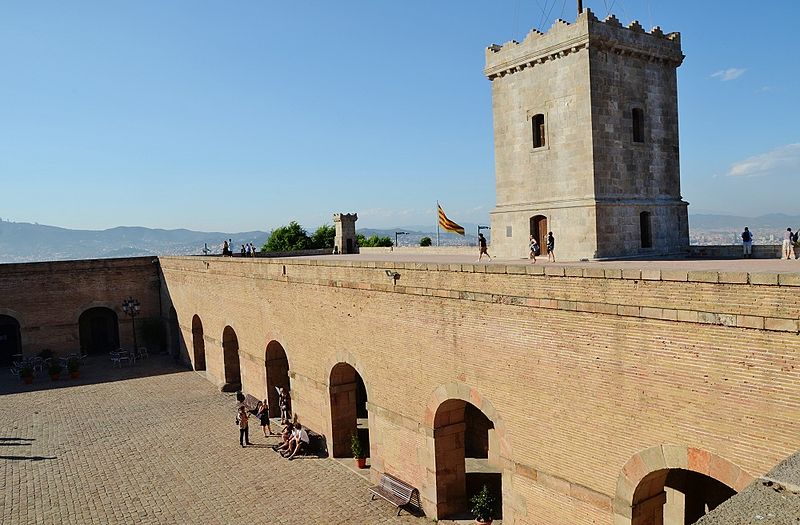 die Aussenmauer und ein Turm der Festung