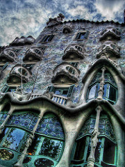 Fasade eines Gebäudes vom Architekten Gaudi