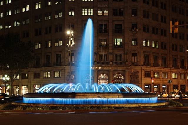 Der Springbrunnen der Allee mit blau beleuchtetem Wasser