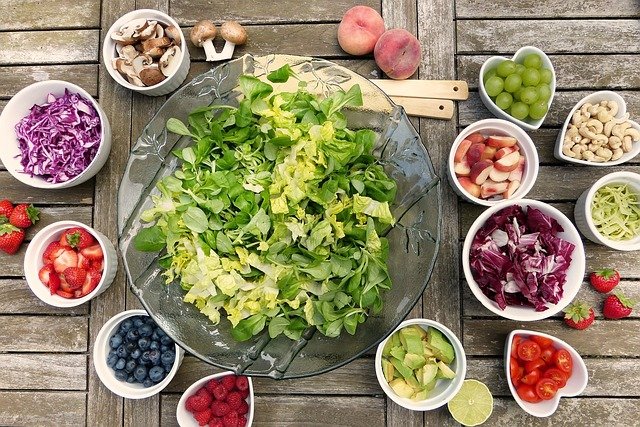 veganes salatbuffet mit frischen früchten