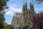 das Gebäude der Sagrada Familia unter blauem Himmel