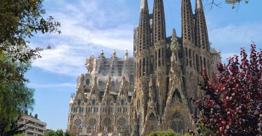 das Gebäude der Sagrada Familia unter blauem Himmel