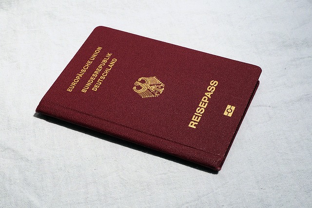 foto eines roten europäischen Ausweises der Bundesrepublik Deutschlands, ein roter Reisepass