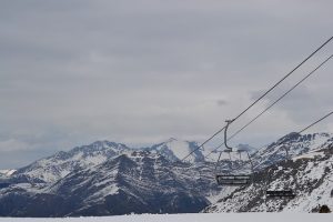 Teil des Skilifts über den verschneiten Bergen