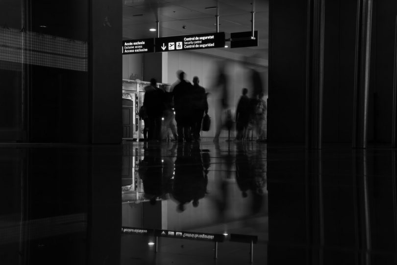 foto blanco y negro del interior del aeropuerto de Barcelona