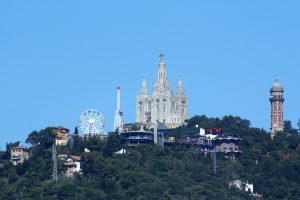 der Berg des Tibidabo, zu sehen ist die Kathedrale, der Wasserturm, das Riesenrad und vereinzelte Häuser