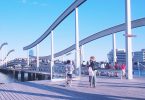 Menschen die auf dem Steg vom Hafen Barcelonas spazieren gehen