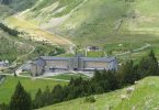 Blick auf das große Gebäude mitten im Grün des Vall de Nuria