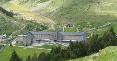 Blick auf das große Gebäude mitten im Grün des Vall de Nuria