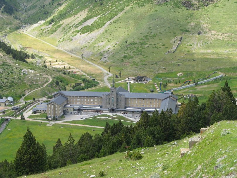 Blick auf das große Gebäude mitten im Grün des Vall de Nuria