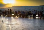 mehrere Leute die einen Sonnenuntergang von einem Aussichtspunkt in Barcelona sehen
