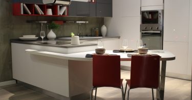 Moderne Küche mit Verlängerung, zwei rote Stühle