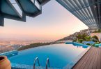 Swimmingpool auf Terrasse mit Blick auf die Stadt
