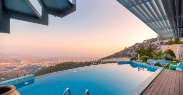 Swimmingpool auf Terrasse mit Blick auf die Stadt