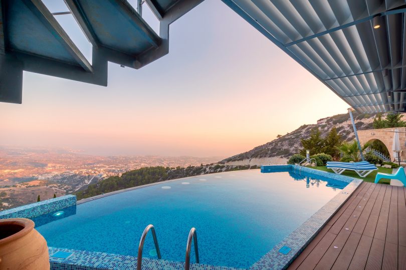 Swimmingpool auf Terrasse mit Blick auf die Stadt