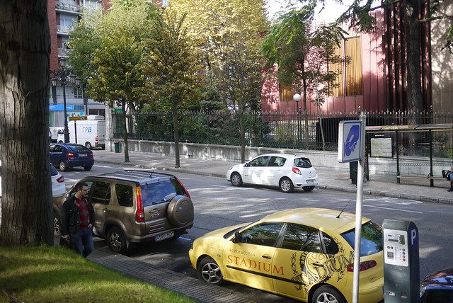 Strasse mit Parkmöglichkeit in blauer Zone und mehrere geparkte Autos