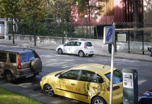 Strasse mit Parkmöglichkeit in blauer Zone und mehrere geparkte Autos