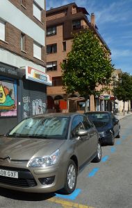 graues Auto in blauer Zone geparkt