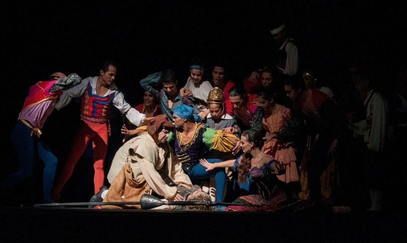 Bühne eines Theaters auf der das Ende von Don Quijote interpretiert wird